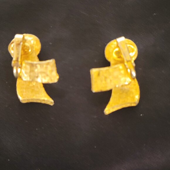 RARE VINTAGE CROWN TRIFARI TEXTURED GOLD AND RED CABUCHON STONE CLIP EARRINGS - Picture 5 of 6